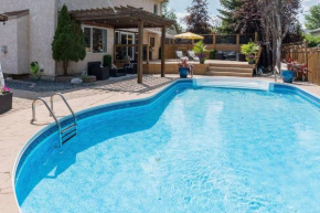 Luxe Oasis Retreat: LG Grp, Pool, BBQ, 4BR, AC!